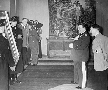 Adolf Hitler och Hermann Göring beundrar en tavla