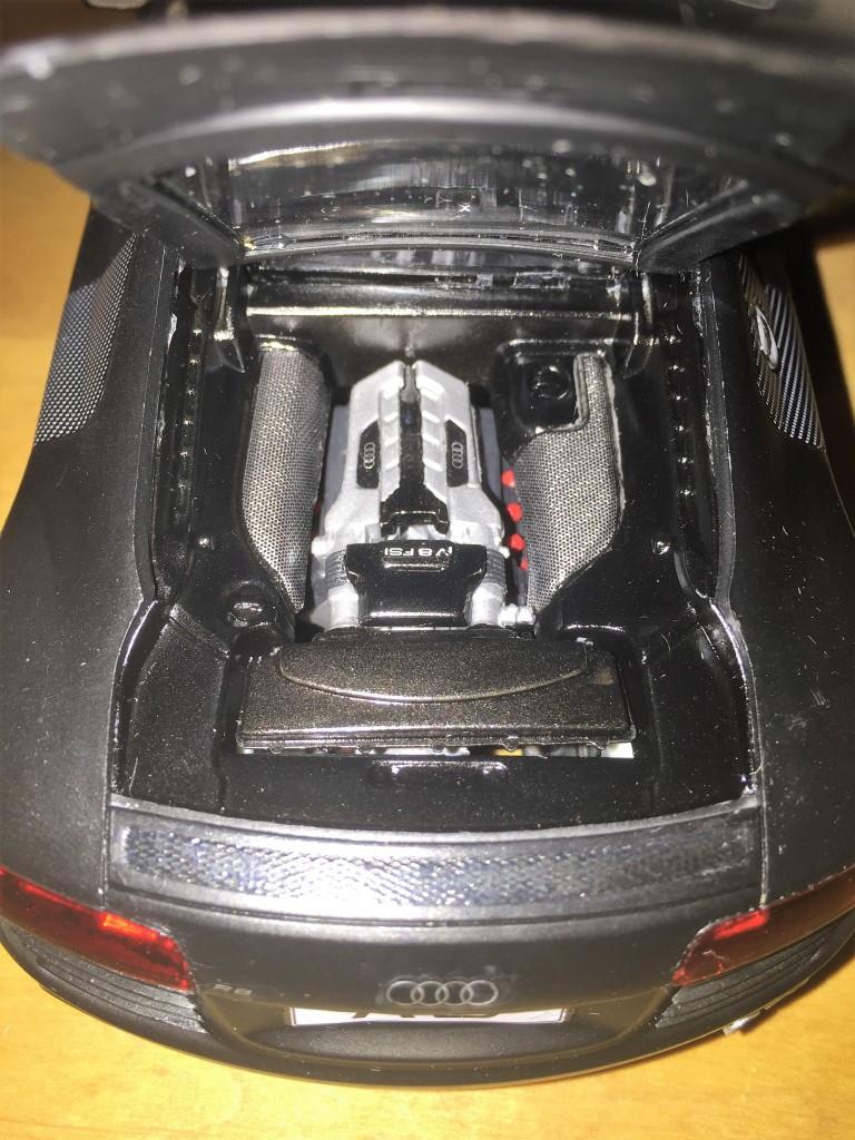 Audi R8 1:24 matt svart - under huven