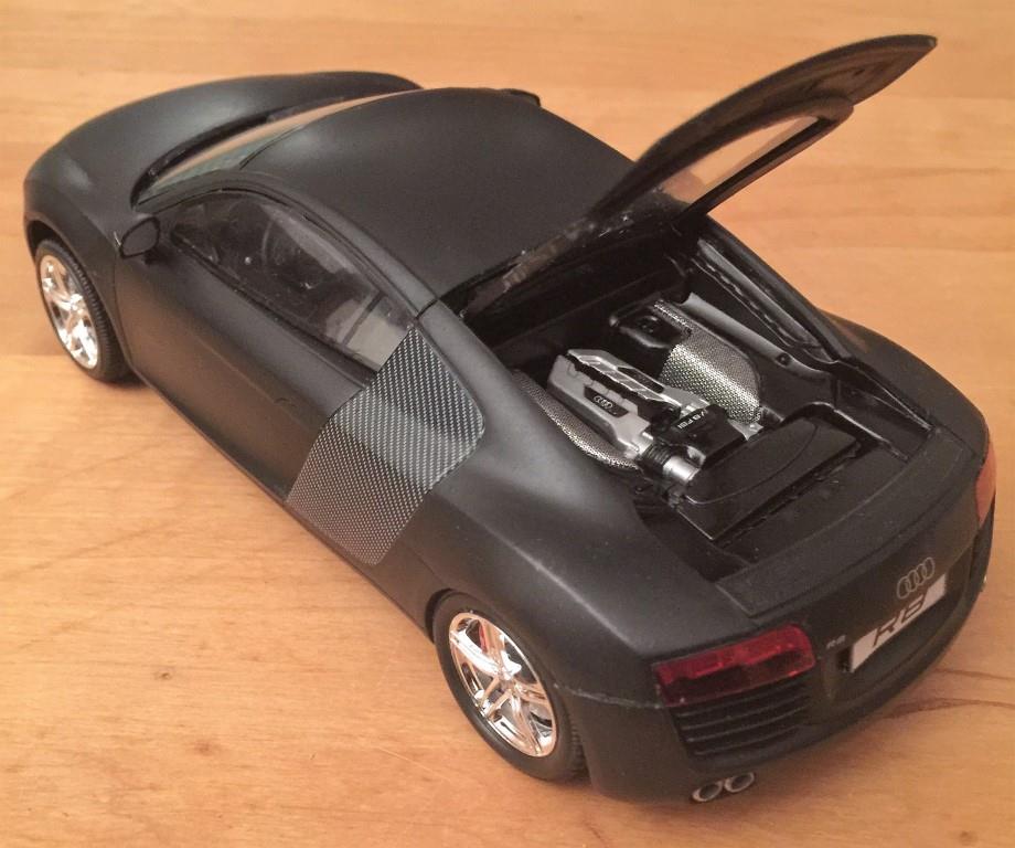 Audi R8 1:24 matt svart - vänster sida med öppen huv
