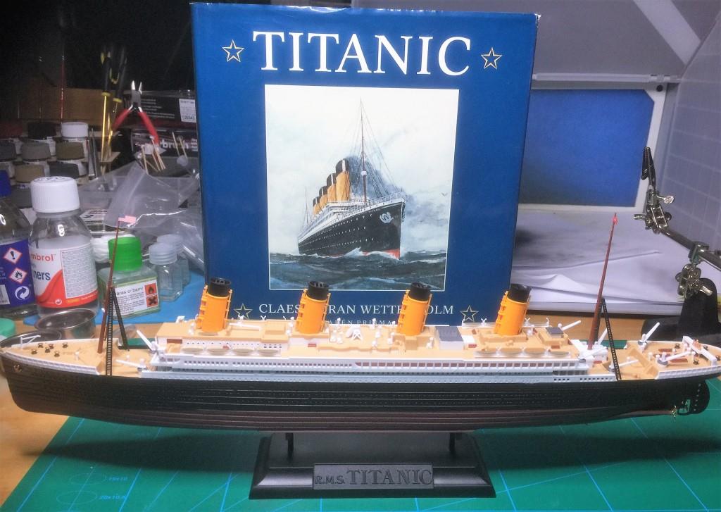 RMS Titanic skala 1:600 och boken 'Titanic' av Cleas-Göran Wetterholm och handlar bl. a. om skandinaviska emigranter ombord
